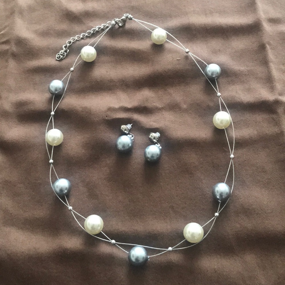 White and sliver pearl necklace and earrings